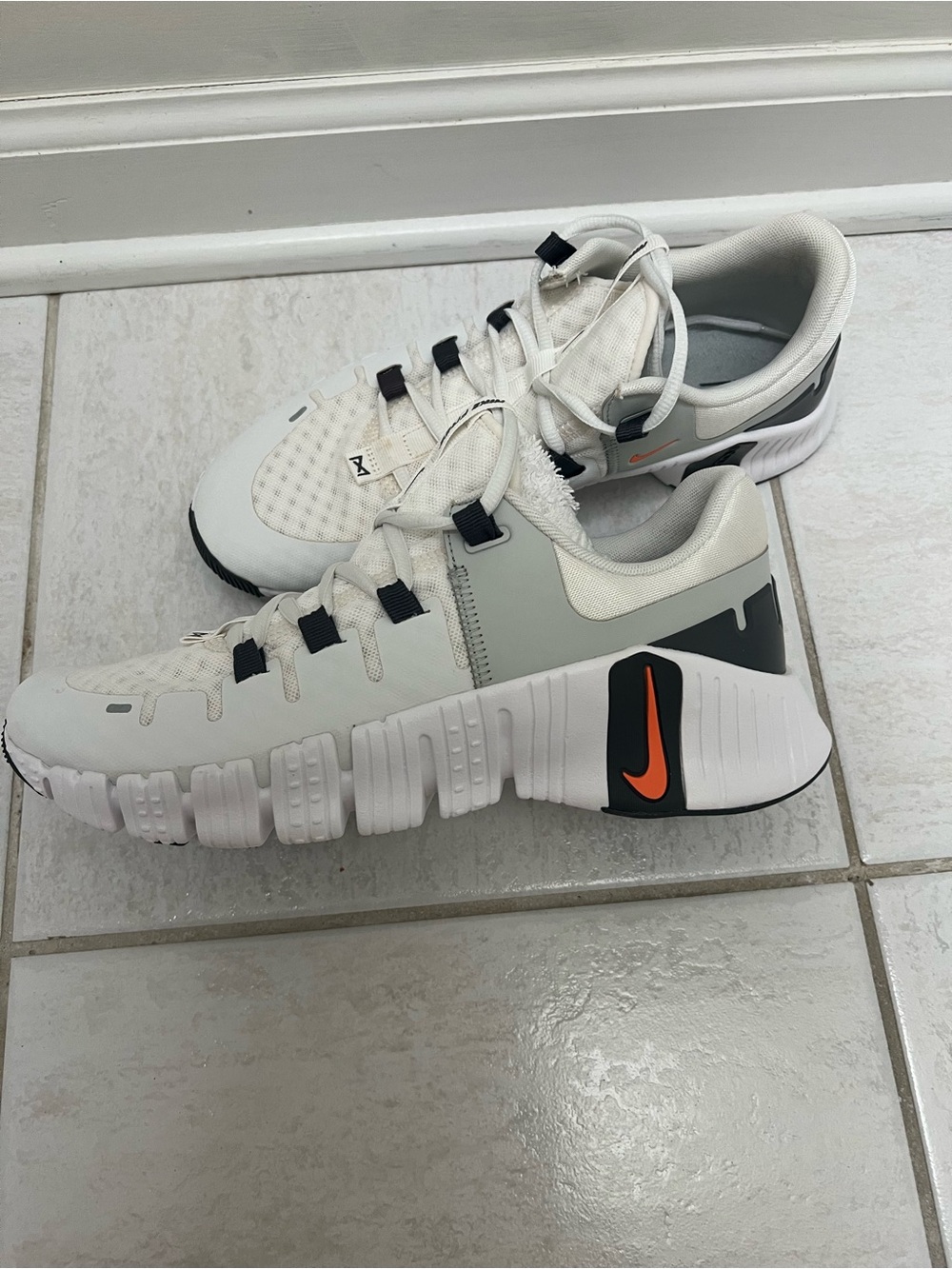 Nike EUC Metcon White and Light Gray Training Sneakers with Orange Swoosh
